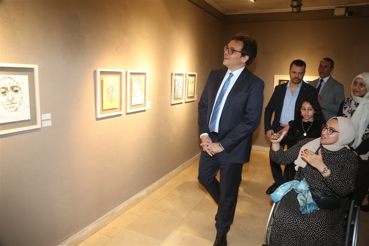 الوزير يتفقد المعارض