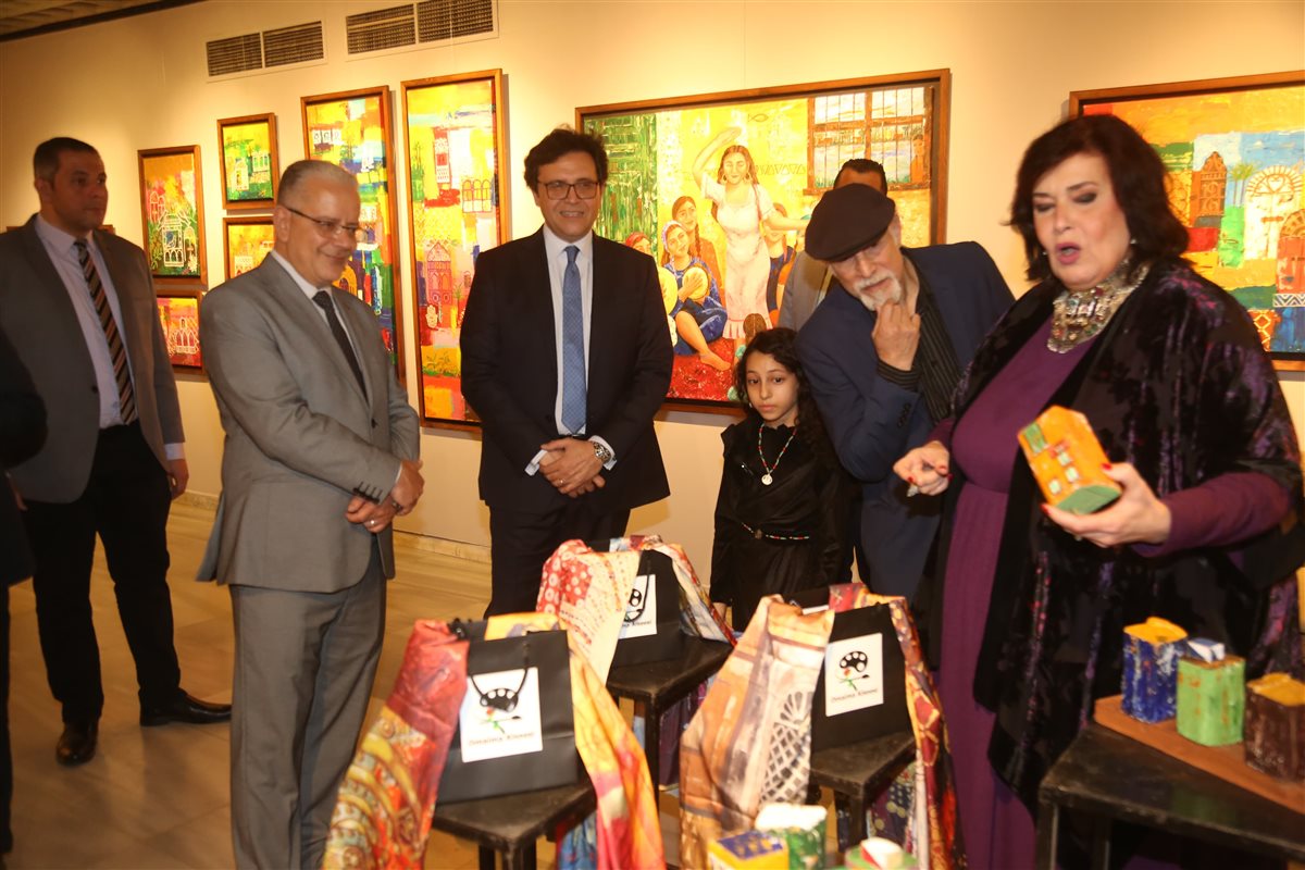 الوزير يتفقد المعارض