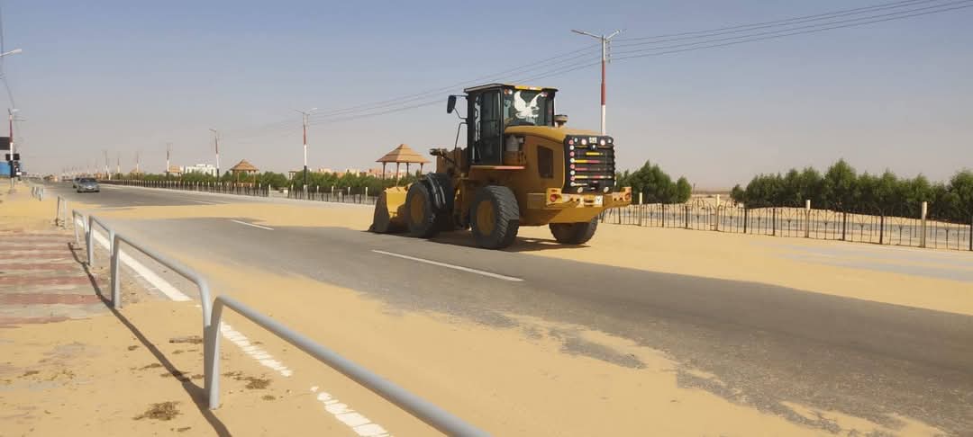 ازالة الكثبان الرملية في الوادي الجديد