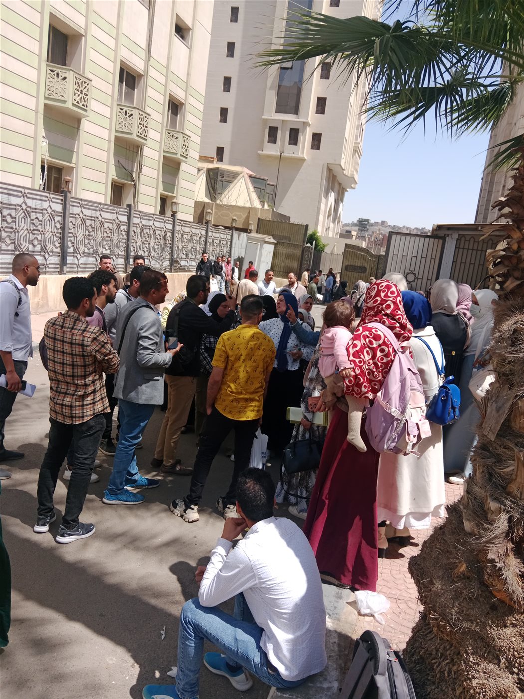 وقفة أوائل جامعة الأزهر أمام المشيخة للمطالبة بالتعيين