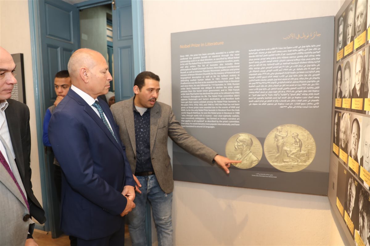 محافظ القاهرة يزور متحف الأديب نجيب محفوظ بحى الجمالية 