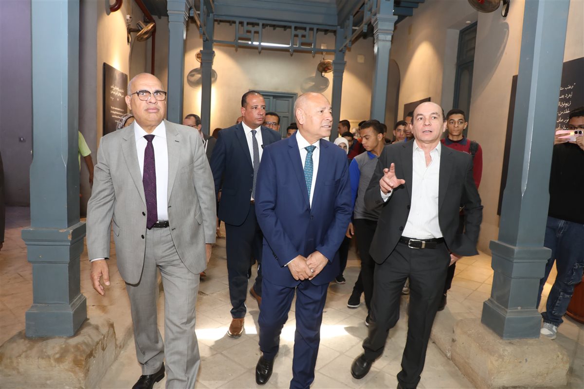 محافظ القاهرة يزور متحف الأديب نجيب محفوظ بحى الجمالية 
