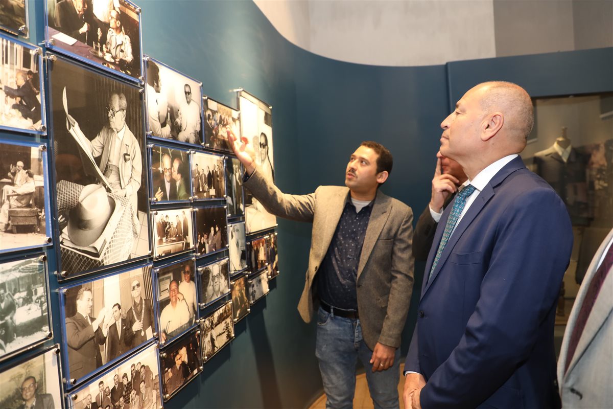 محافظ القاهرة يزور متحف الأديب نجيب محفوظ بحى الجمالية 