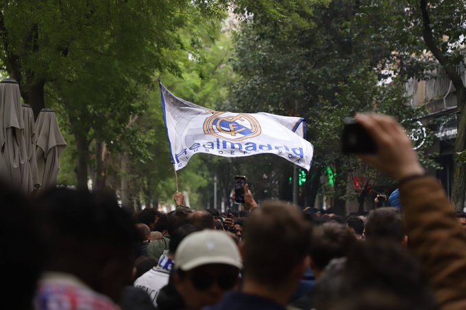 جماهير ريال مدريد في انتظار حافلة الفريق