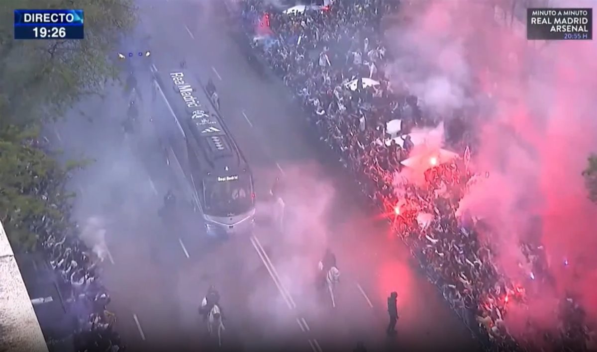 جماهير ريال مدريد أثناء حافلة الفريق