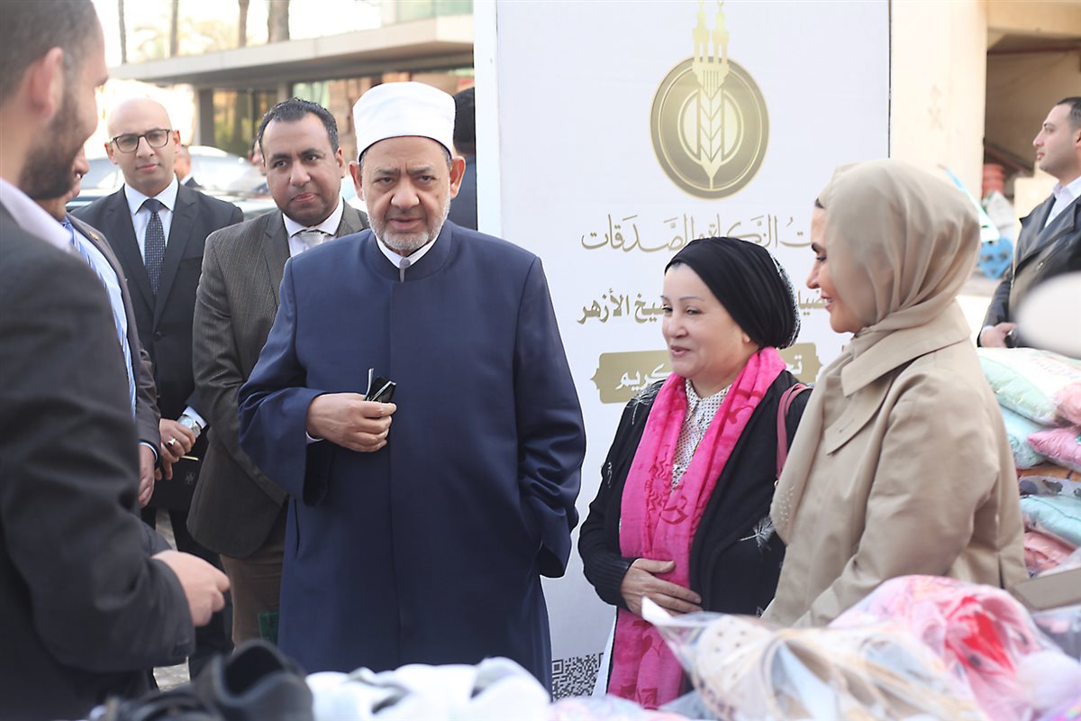 شيخ الأزهر أثناء تفقد حملة لدعم حفظة القرآن الكريم في 5 محافظات