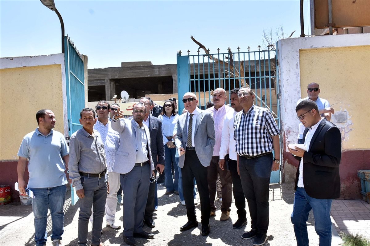 محافظ الأقصر يتفقد سوق مرحبا السياحي