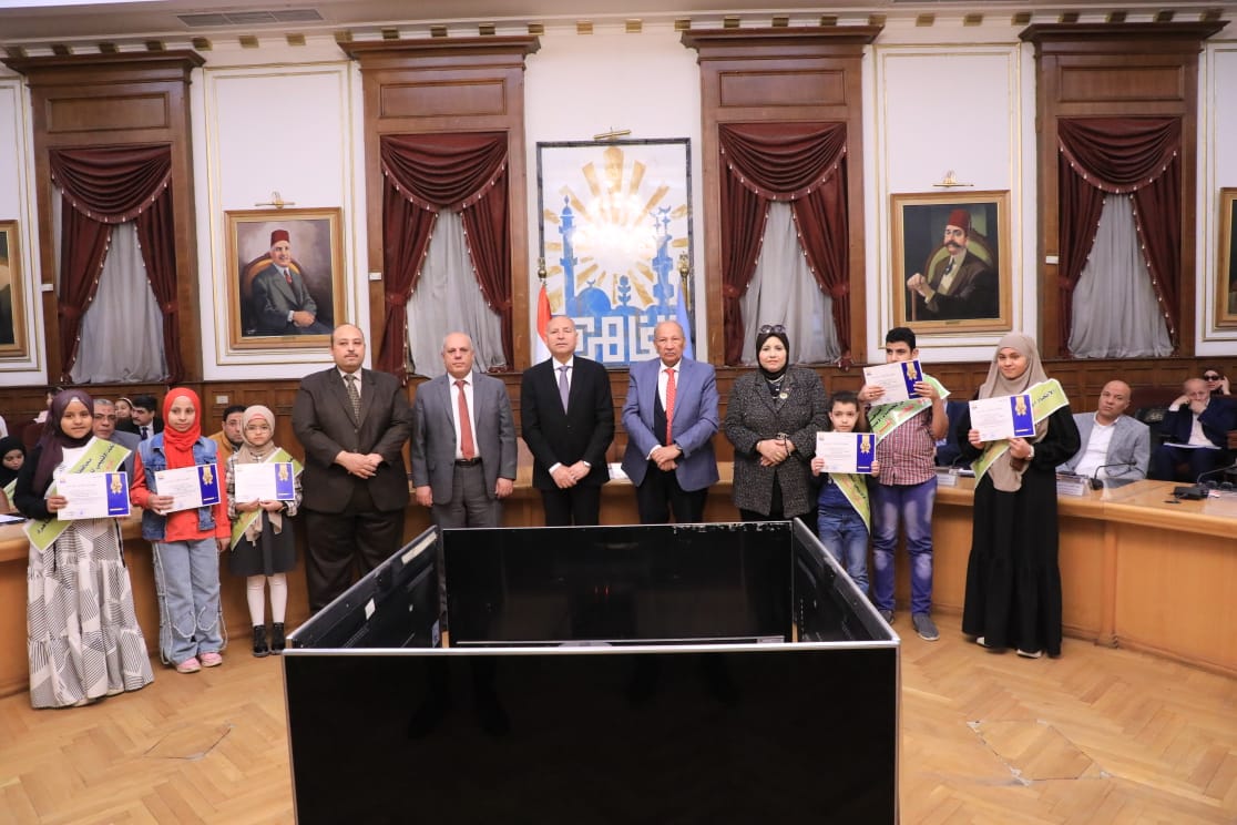محافظ القاهرة يكرم 30 أم مثالية.. و50 من حفظة القرآن الكريم