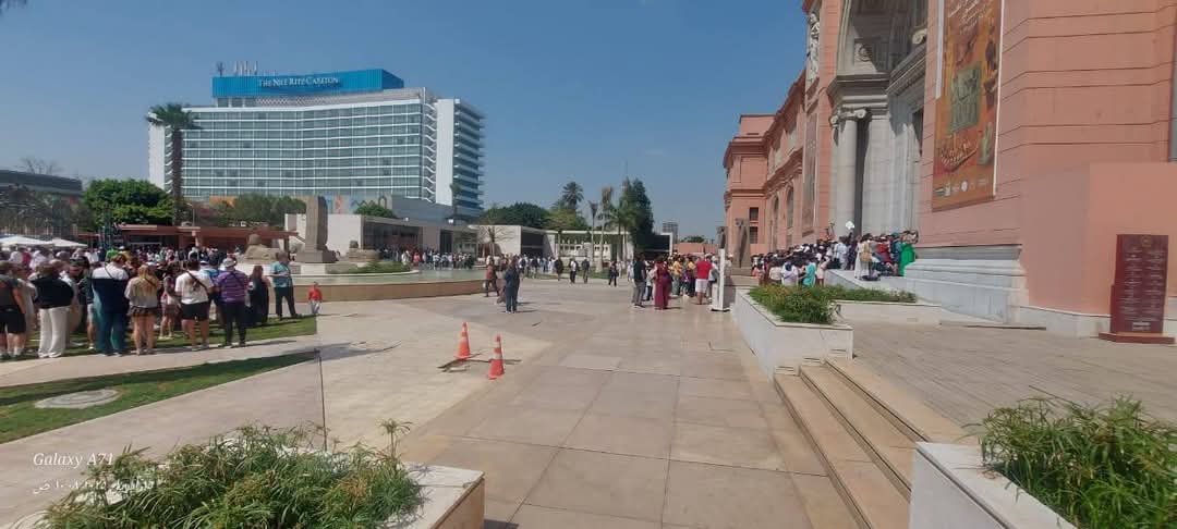 إقبال كبير من السائحين لزيارة القطع الأثرية