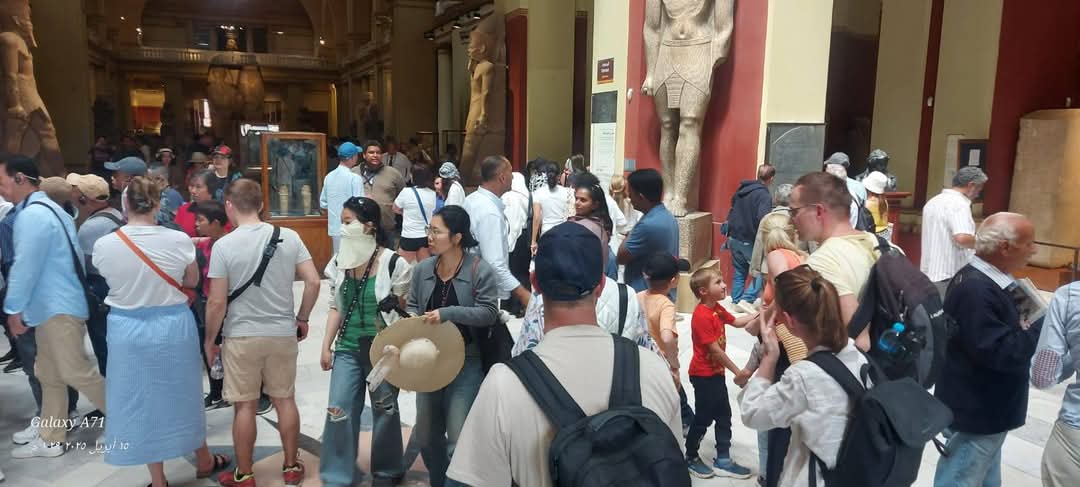 إقبال كبير من السائحين لزيارة القطع الأثرية