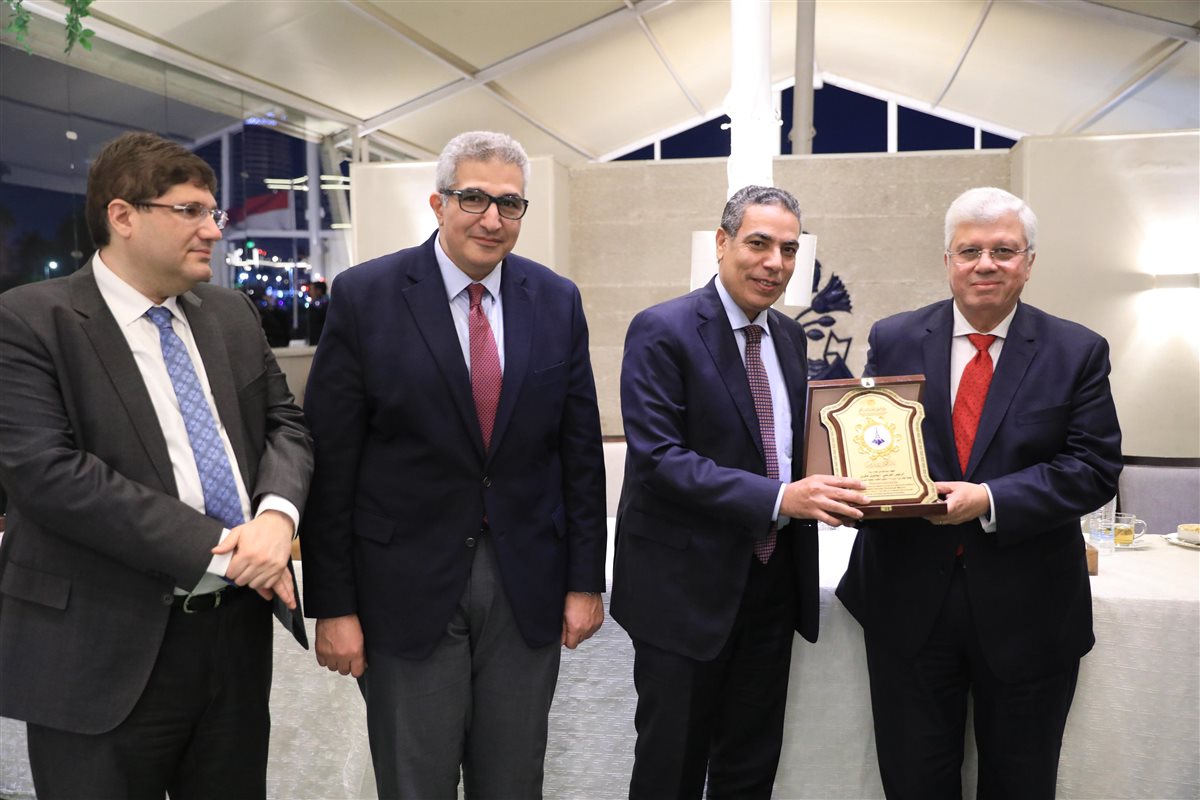 وزير التعليم العالي يكرم فريق العمل المشارك في تنظيم فعالية زيارة ماكرون لجامعة القاهرة