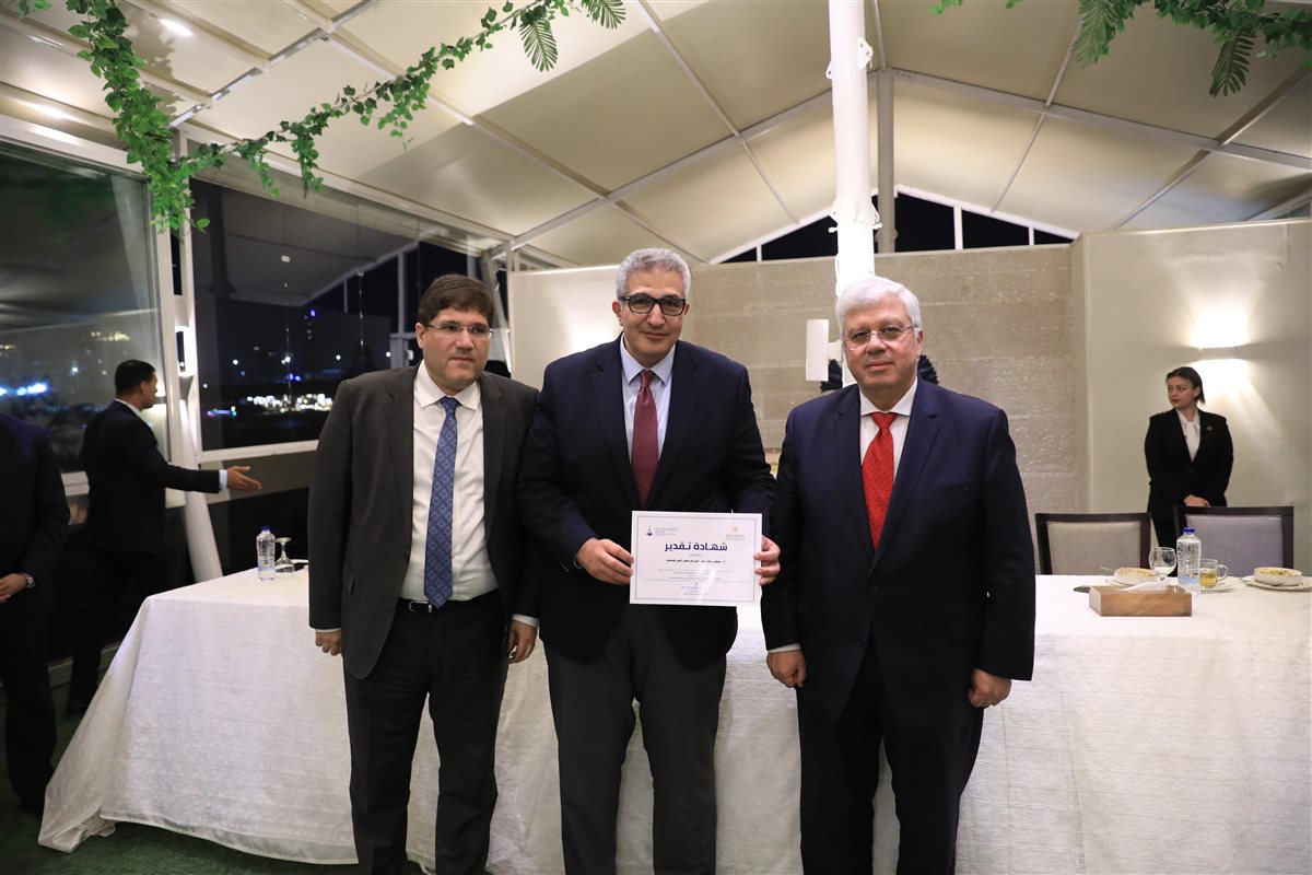 وزير التعليم العالي يكرم فريق العمل المشارك في تنظيم فعالية زيارة ماكرون لجامعة القاهرة