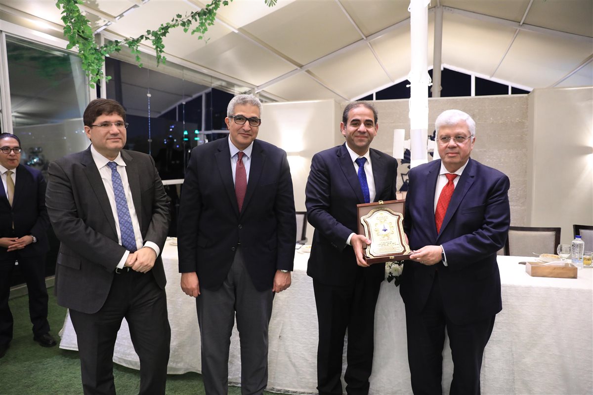 وزير التعليم العالي يكرم فريق العمل المشارك في تنظيم فعالية زيارة ماكرون لجامعة القاهرة