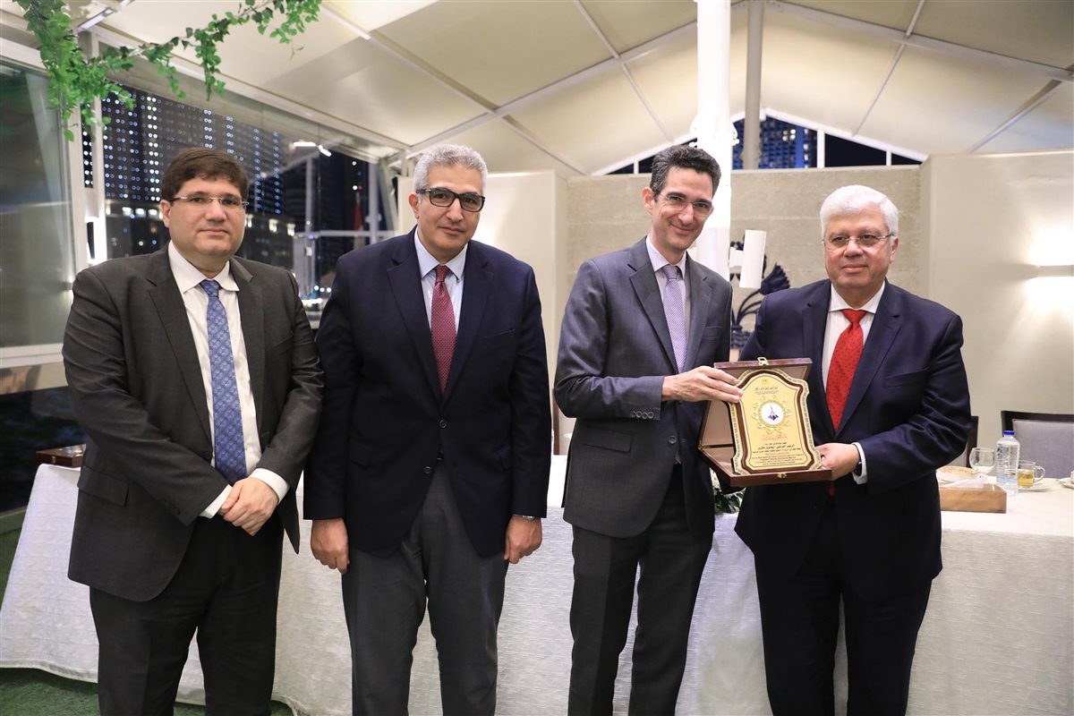 وزير التعليم العالي يكرم فريق العمل المشارك في تنظيم فعالية زيارة ماكرون لجامعة القاهرة