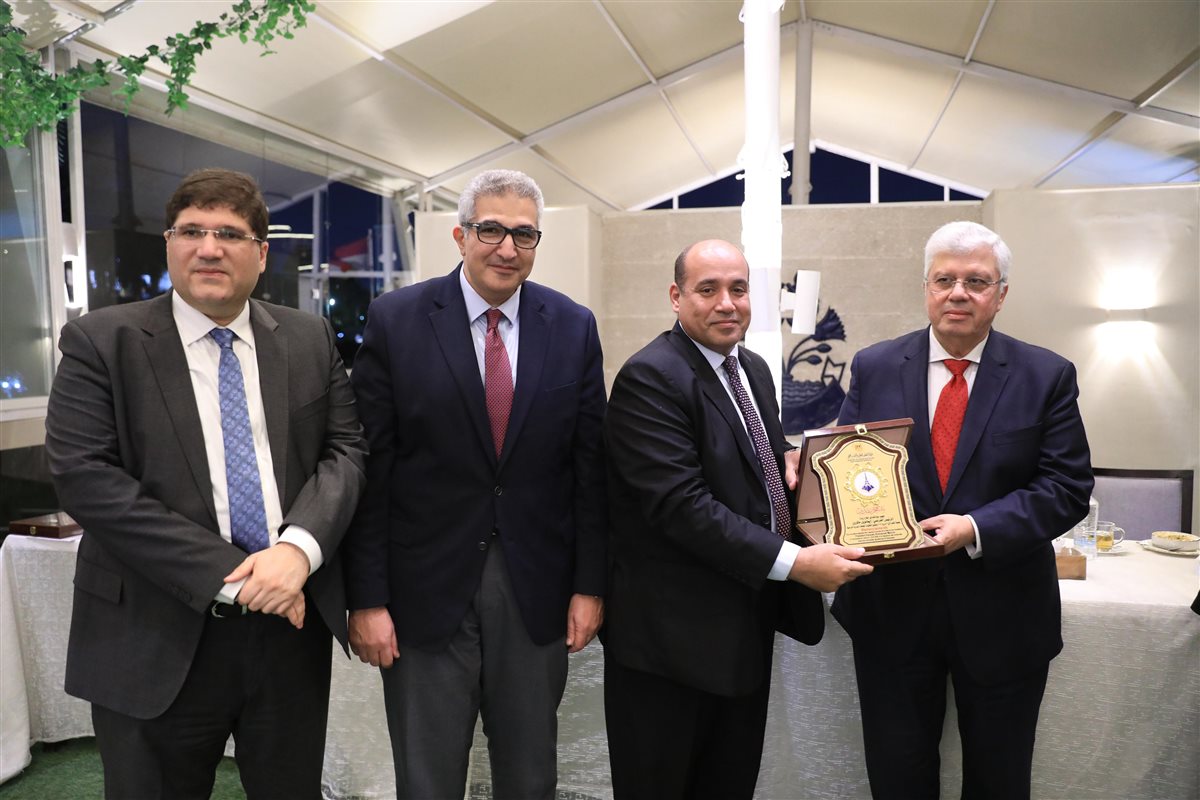 وزير التعليم العالي يكرم فريق العمل المشارك في تنظيم فعالية زيارة ماكرون لجامعة القاهرة
