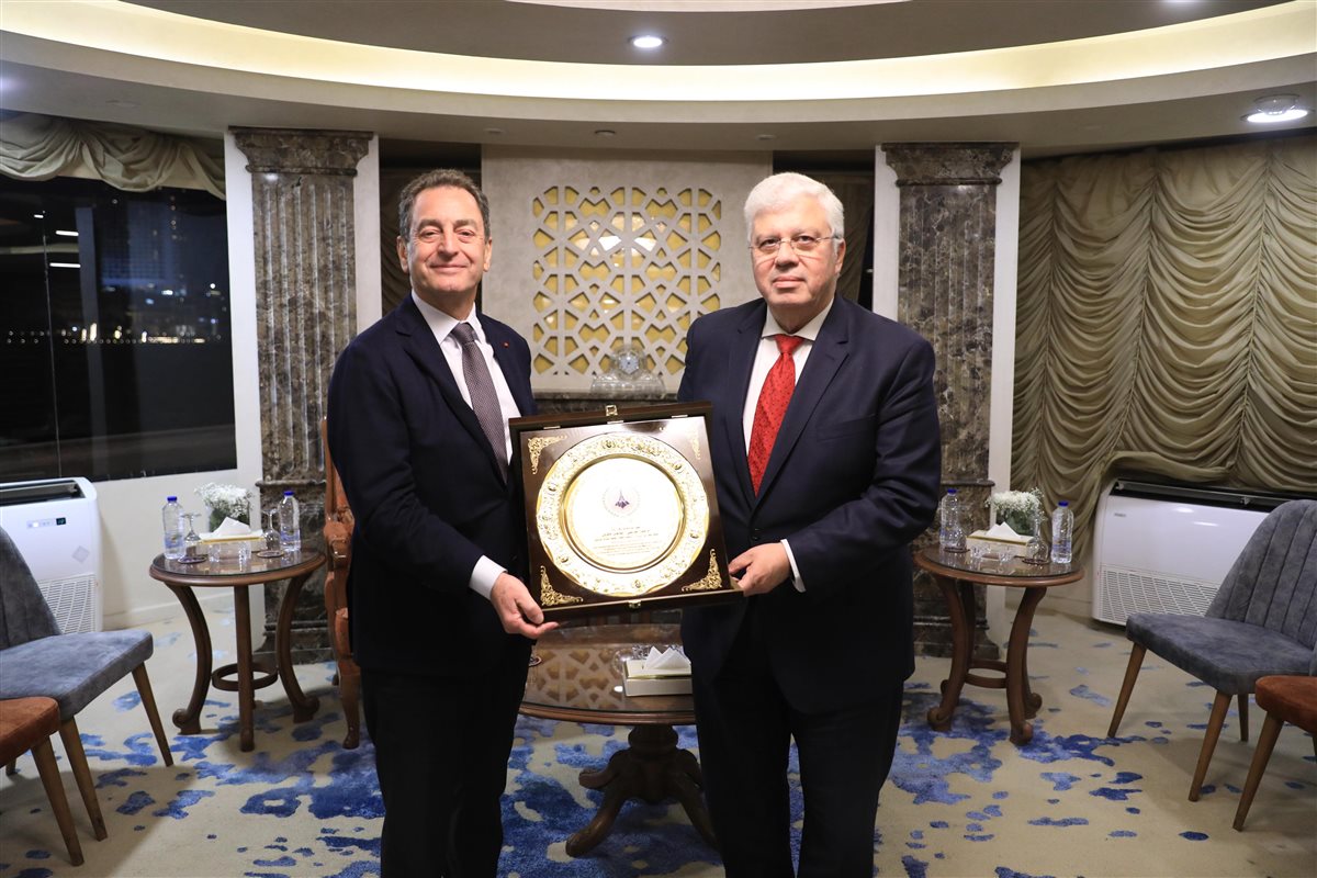 وزير التعليم العالي يكرم فريق العمل المشارك في تنظيم فعالية زيارة ماكرون لجامعة القاهرة