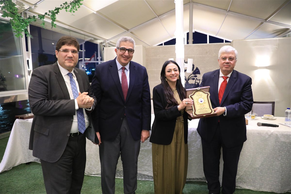 وزير التعليم العالي يكرم فريق العمل المشارك في تنظيم فعالية زيارة ماكرون لجامعة القاهرة