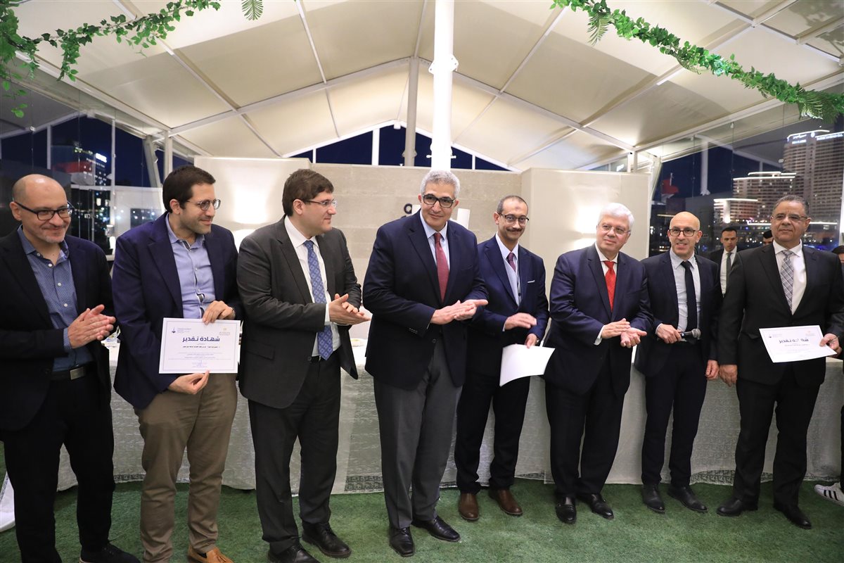 وزير التعليم العالي يكرم فريق العمل المشارك في تنظيم فعالية زيارة ماكرون لجامعة القاهرة