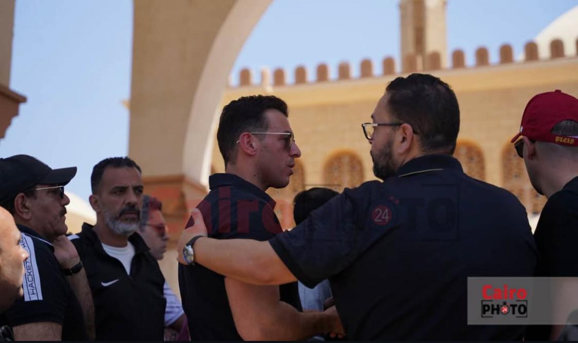 لقطات مؤثرة لـ نجوم الفن من عزاء الفنان سليمان عيد|