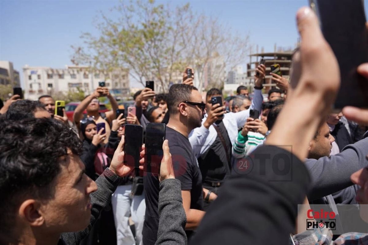 لقطات مؤثرة لـ نجوم الفن من عزاء الفنان سليمان عيد|