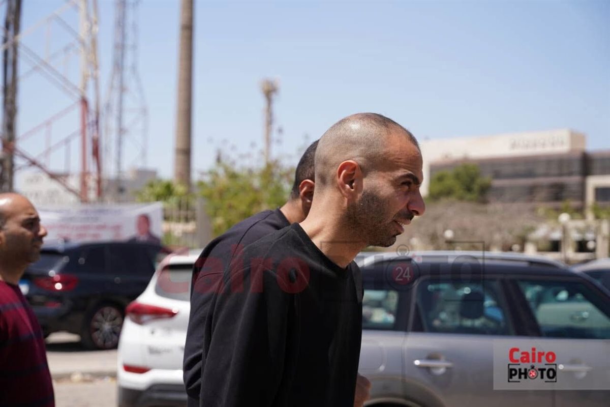 لقطات مؤثرة لـ نجوم الفن من عزاء الفنان سليمان عيد|