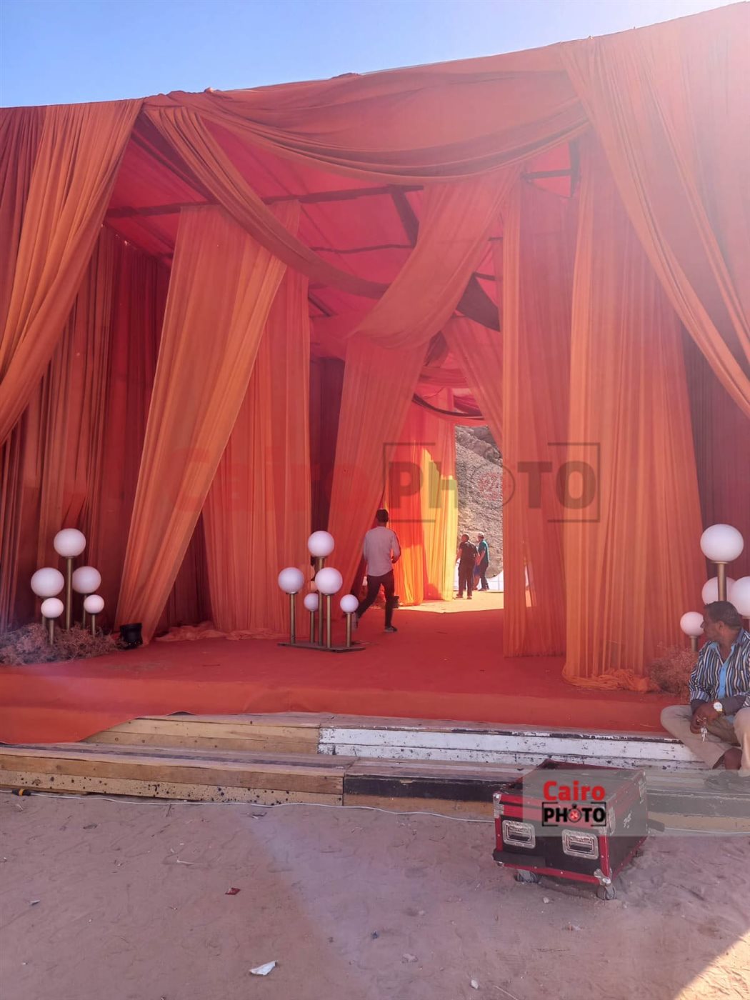 التجهيزات الأخيرة من حفل زفاف ابنة المستشار طاهر الخولي بالجونة