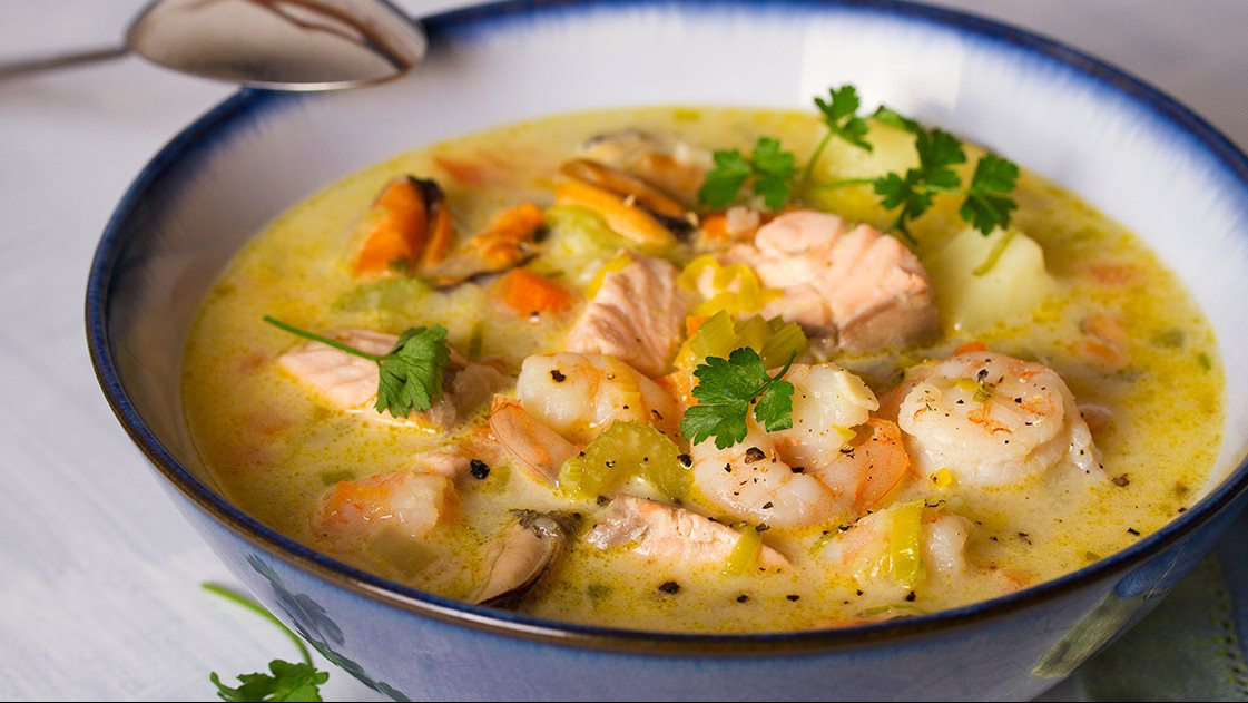 طريقة عمل شوربة السي فود بالصوص الأحمر