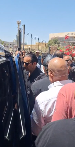 مصدومين كلهم.. طارق علام يرافق جثمان سليمان عيد في سيارة الموتى استعدادًا للدفن