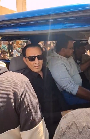 مصدومين كلهم.. طارق علام يرافق جثمان سليمان عيد في سيارة الموتى استعدادًا للدفن