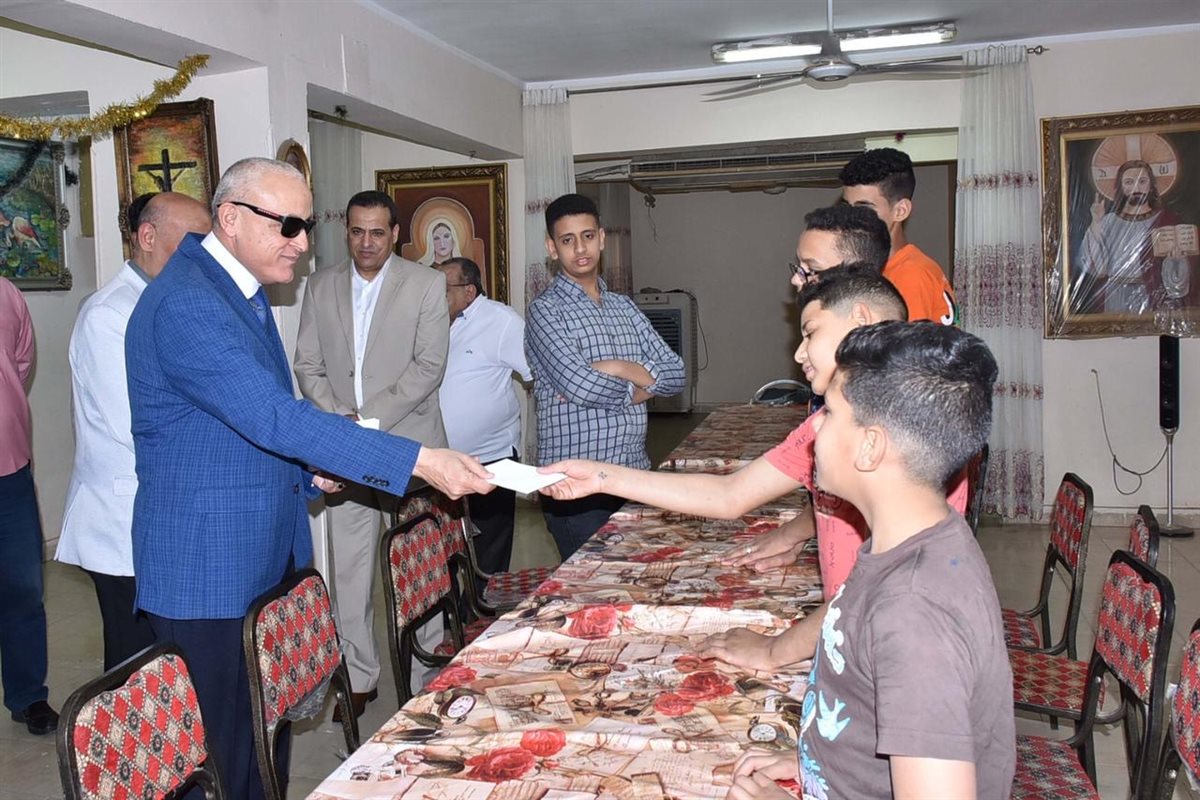 محافظ الأقصر يهنى اطفال الأقصر بالعيد 