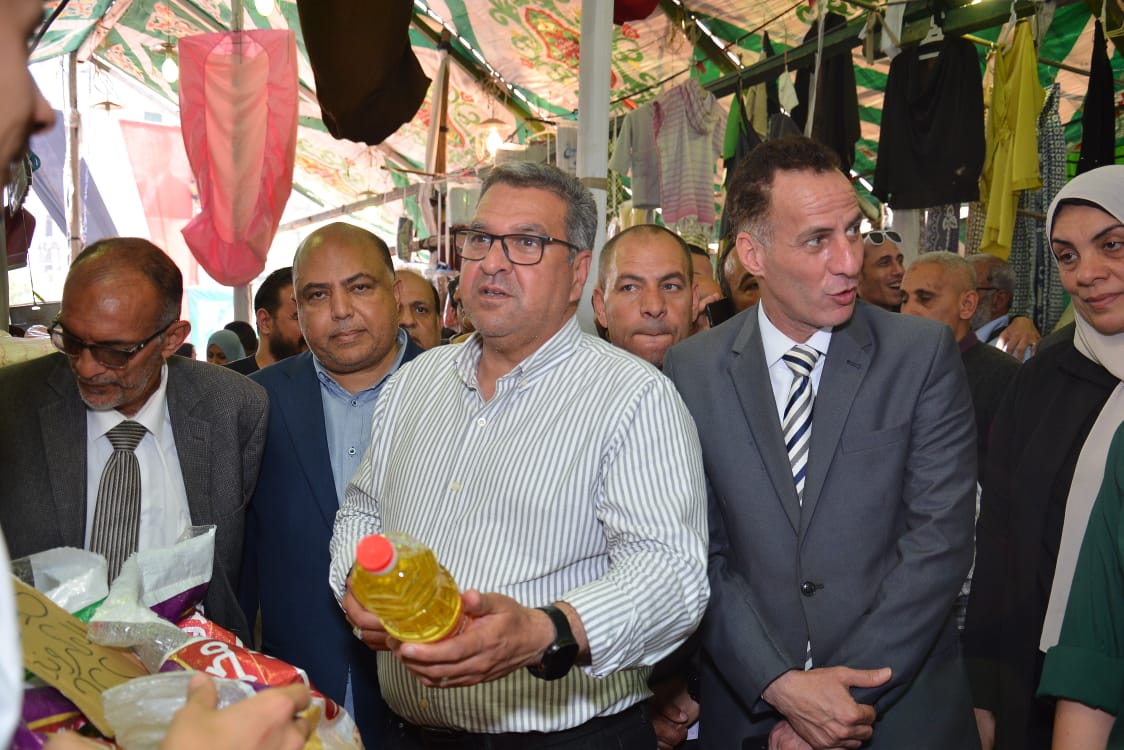 سكرتير عام مساعد الجيزة يتابع تشغيل سوق اليوم الواحد بشارع المطار في المنيرة الغربية