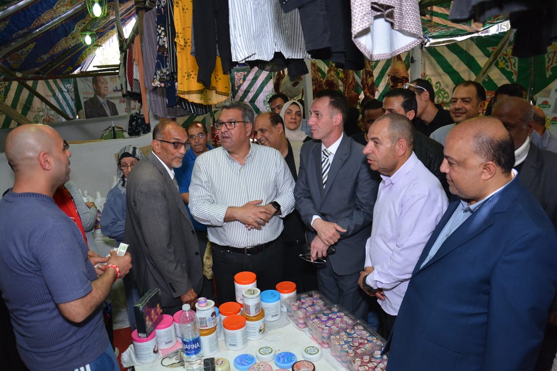 سكرتير عام مساعد الجيزة يتابع تشغيل سوق اليوم الواحد بشارع المطار في المنيرة الغربية