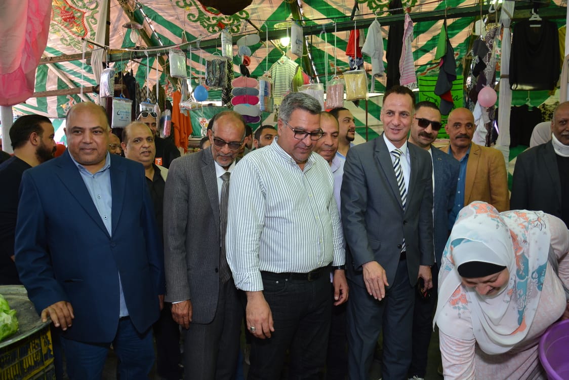 سكرتير عام مساعد الجيزة يتابع تشغيل سوق اليوم الواحد بشارع المطار في المنيرة الغربية