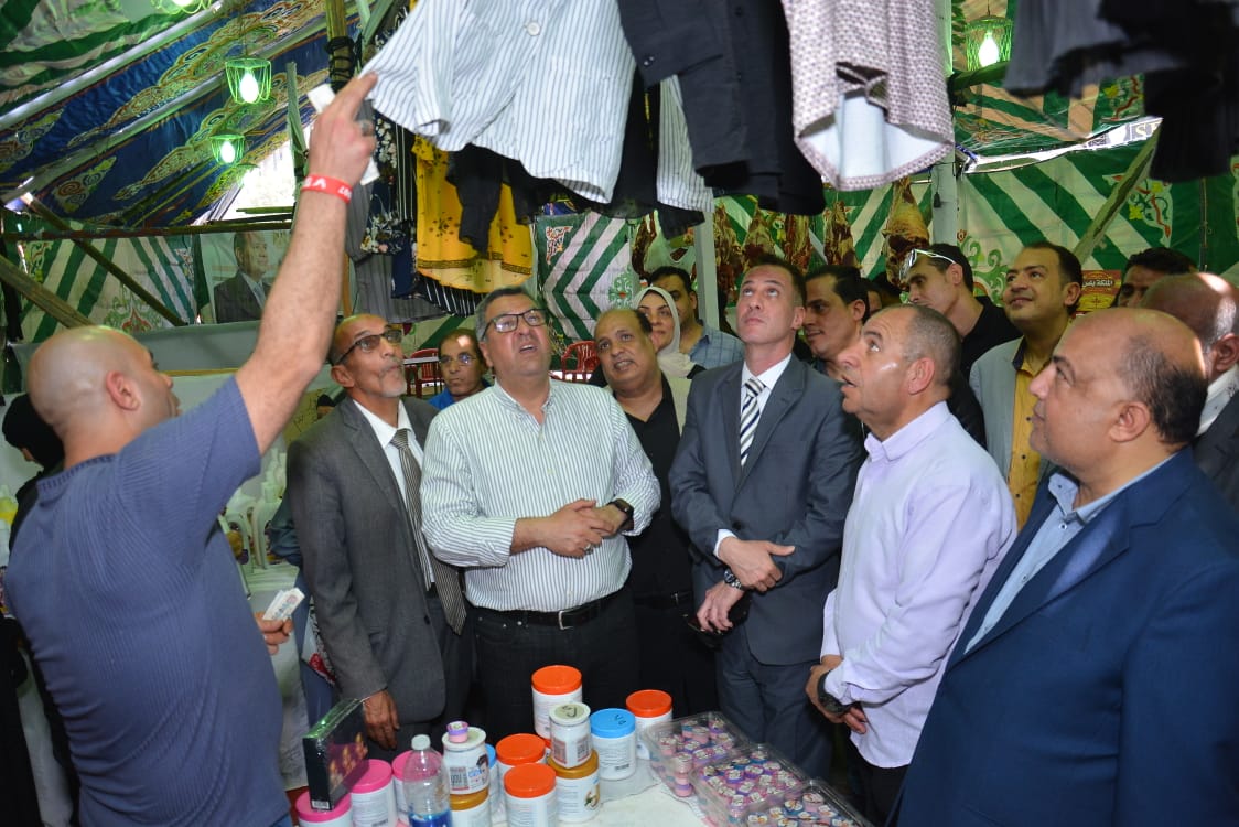 سكرتير عام مساعد الجيزة يتابع تشغيل سوق اليوم الواحد بشارع المطار في المنيرة الغربية