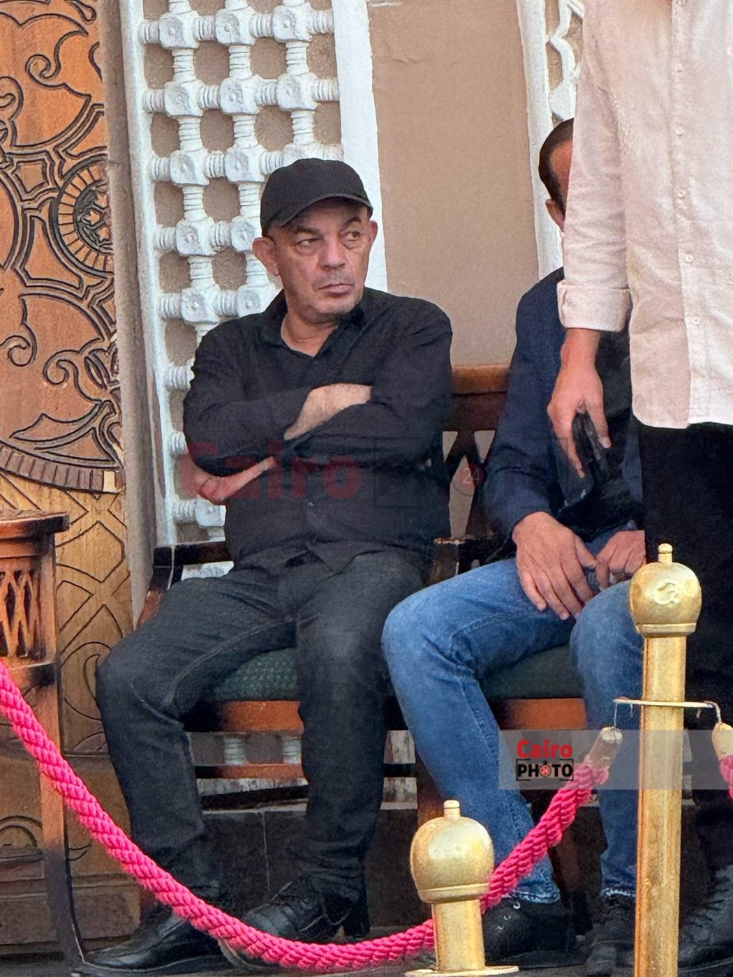 علاء مرسي أول الحاضرين في عزاء الفنان سليمان عيد