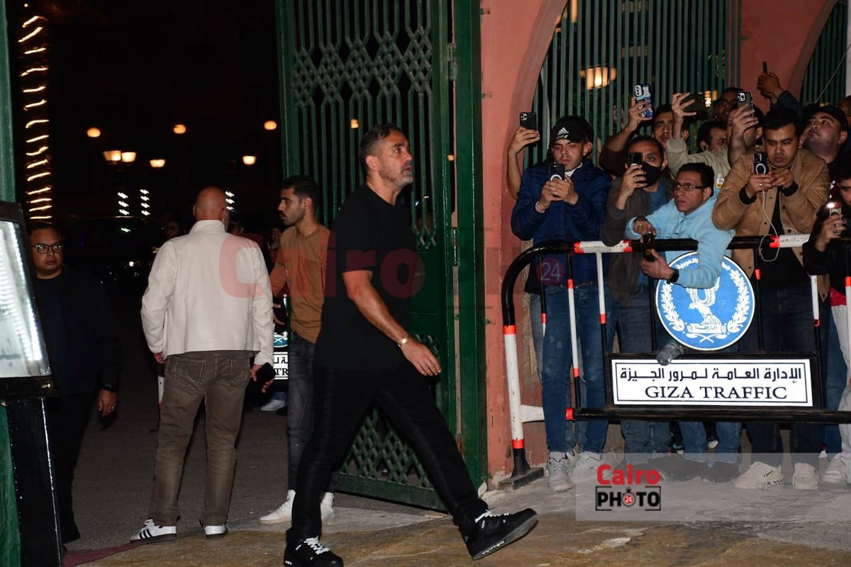 يسرا وأمير كرارة ومحمد سامي وشريف عرفه يقدمون واجب العزاء في الراحل سليمان عيد