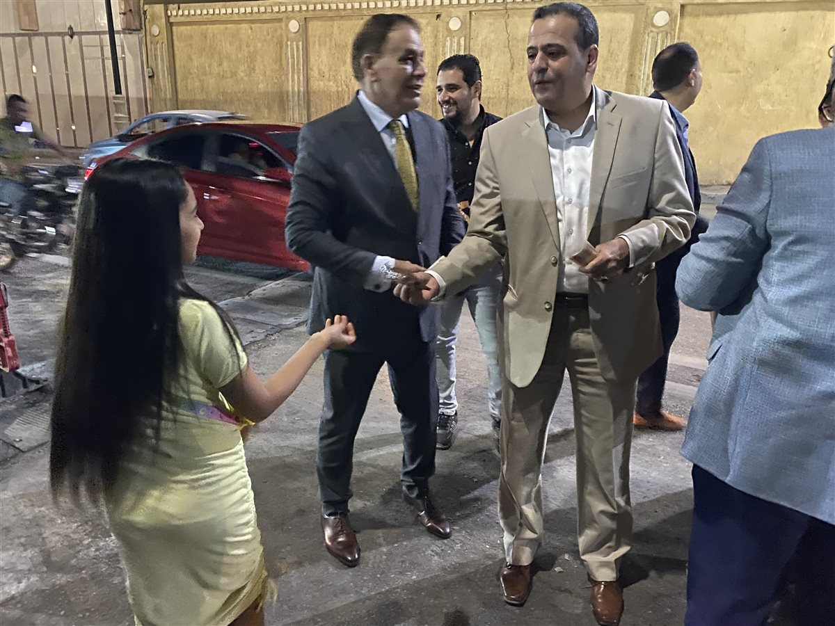 رئيس مدينة الأقصر يوزع العيديات والحلوى على ابواب الكنيسة