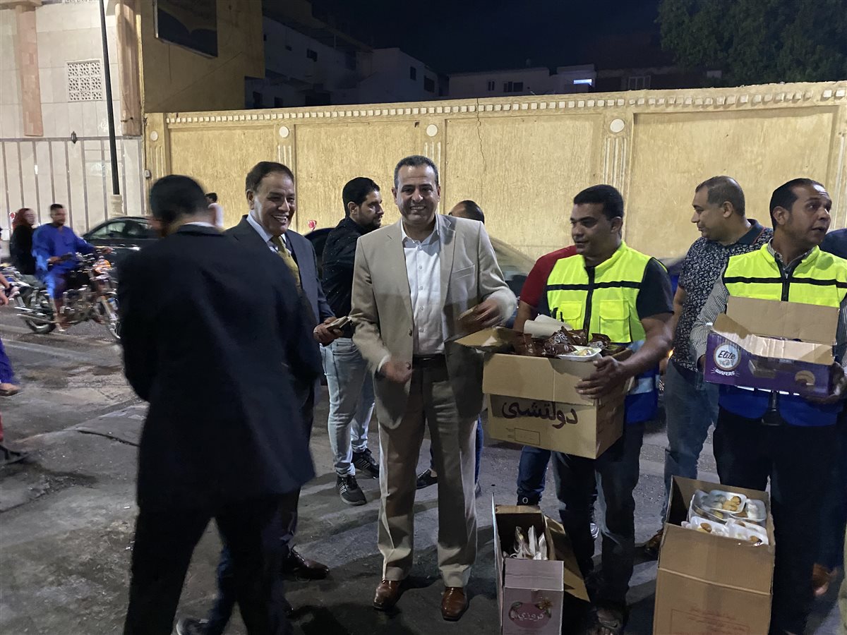رئيس مدينة الأقصر يوزع العيديات والحلوى على ابواب الكنيسة
