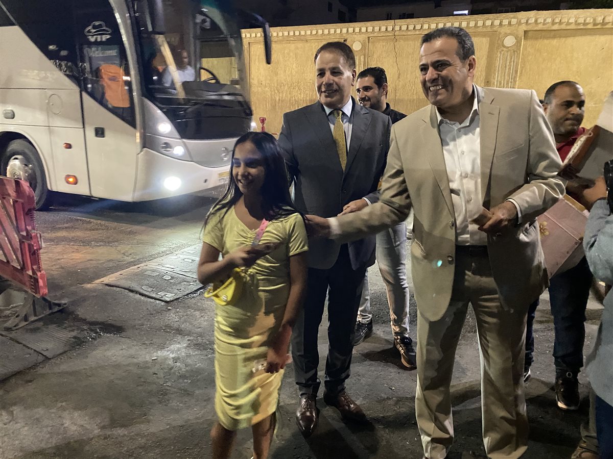 رئيس مدينة الأقصر يوزع العيديات والحلوى على ابواب الكنيسة