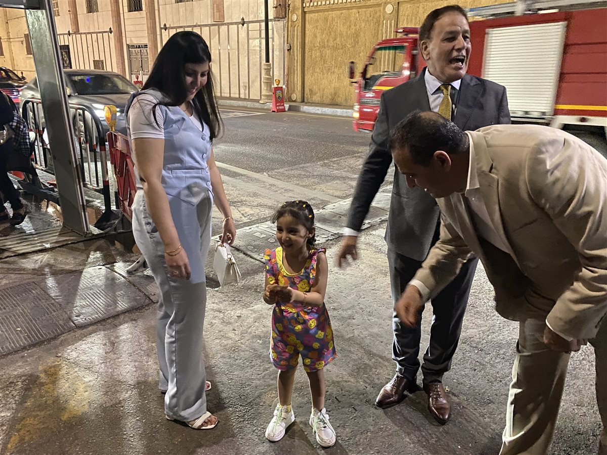 رئيس مدينة الأقصر يوزع العيديات والحلوى على ابواب الكنيسة