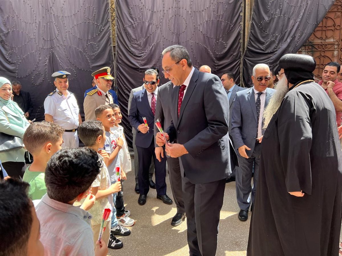 محافظ قنا يهنئ الأقباط بعيد القيامة 