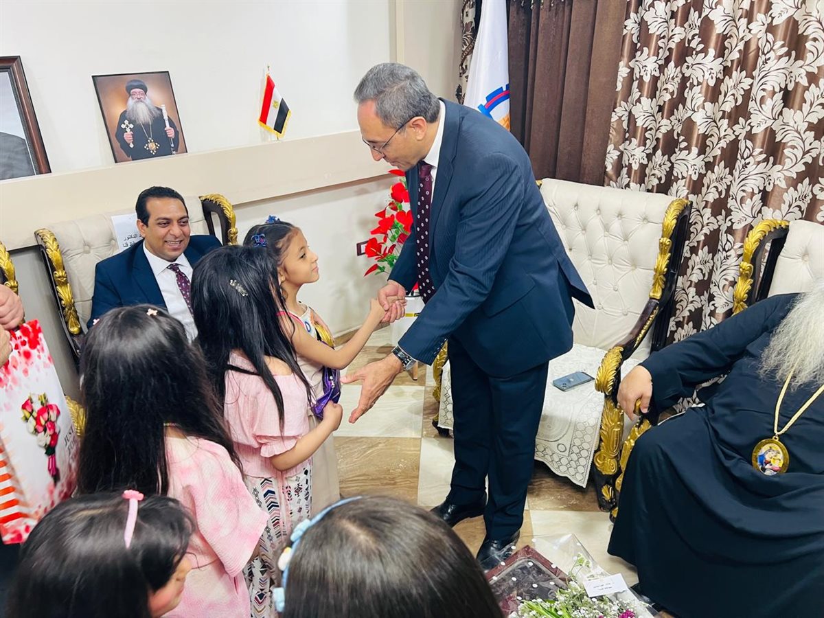 محافظ قنا يهنئ الأقباط بعيد القيامة 