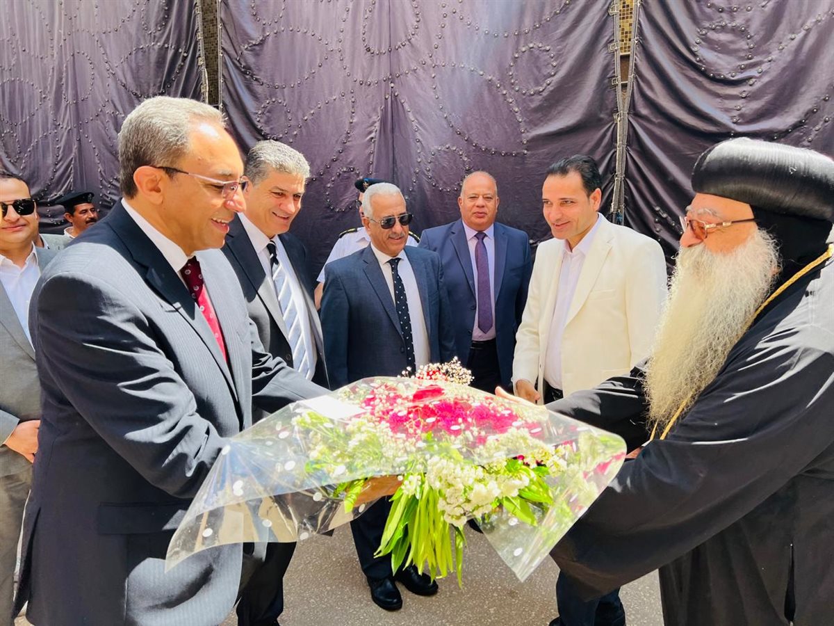 محافظ قنا يهنئ الأقباط بعيد القيامة 