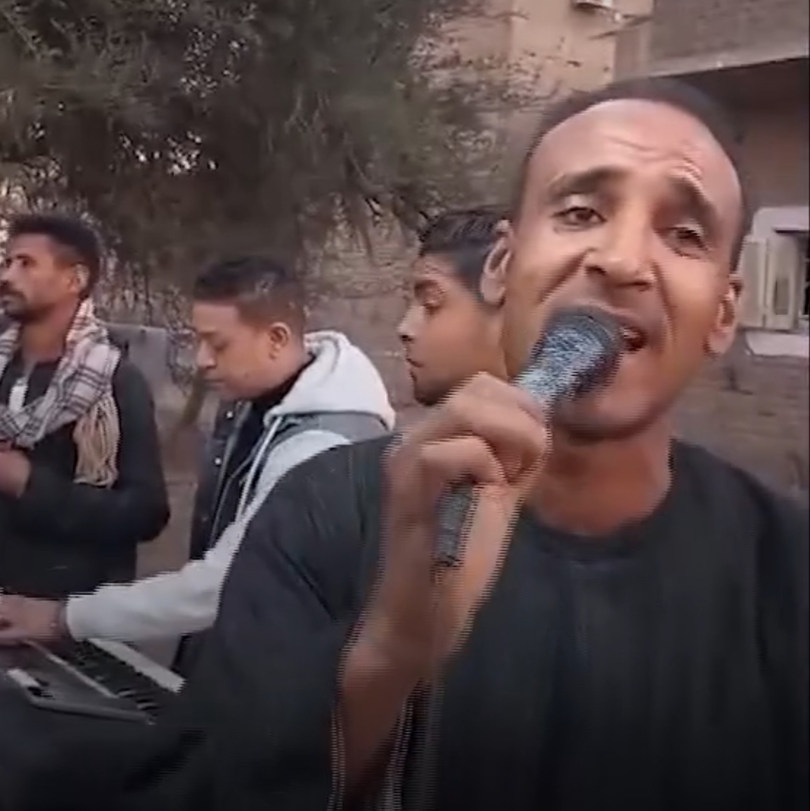 الفنان علاء أبو الريش يعلن اعتزالة إحياء ليالي فن الكف