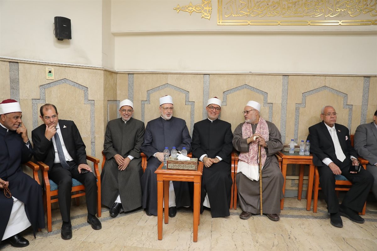 وكيل الأزهر والمفتي ورئيس الجامعة يؤدون واجب العزاء في وفاة والدة نائب رئيس جامعة الأزهر لشئون التعليم والطلاب