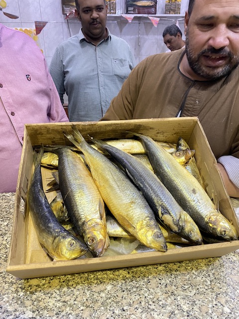 الملوحة والرنجة اكلة أهالي الأقصر المفضلة في شم النسيم