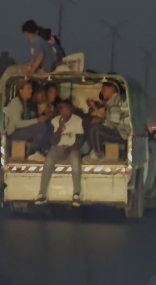 سيارة ربع نقل تحمل عمالًا أعلى كوبري تحيا مصر وتعرضهم لخطر الموت