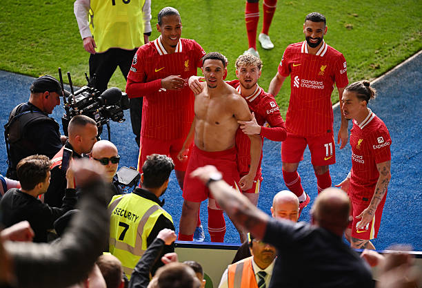 أحتفال أرنولد بتسجيله هدف فوز ليفربول على ليستر سيتي في الجولة 33 بالدوري الإنجليزي