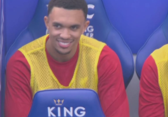 ترينت ألكسندر أرنولد من مقاعد بدلاء ليفربول في مباراة ليستر سيتي في الدوري الإنجليزي