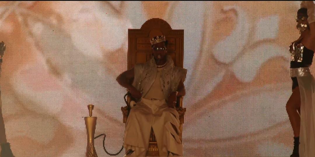 بعد جدل إطلالته في حفله السابق.. محمد رمضان بالشيشة والتاج في حفله بـ كوتشيلا